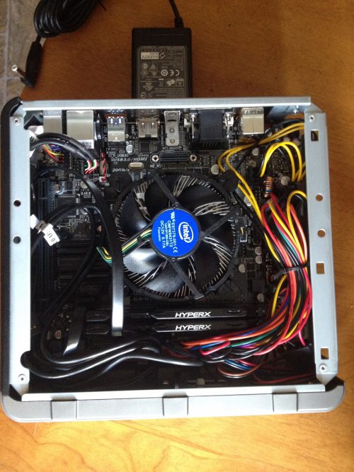 El i3-6300 y GB H110N dentro de la caja de Antec (disco duro detrás)