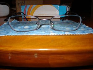 EyeBuyDirect-Brille auf dem mitgelieferten Mikrofasertuch