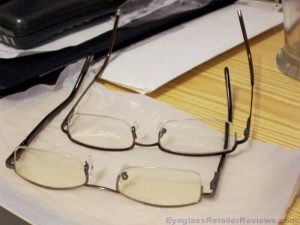 Ein Paar Goggles4u-Brillen nebeneinander