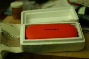 Étui à clapet rouge de Goggles4u dans une boîte en polystyrène
