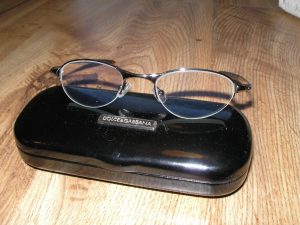 Las gafas de Nachoman sobre la caja de la concha de almeja
