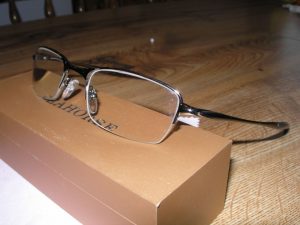 Nachoman 2. Brille auf Schachtel