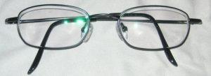 Una foto frontal de las gafas de Zenni que el lector anónimo presentó