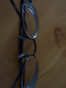 Las gafas de Laurents de la parte inferior giraron