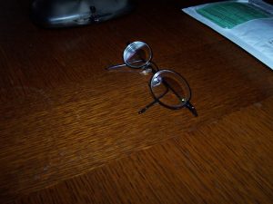 Les lunettes de Laurents. L'image est de plus loin et à un angle